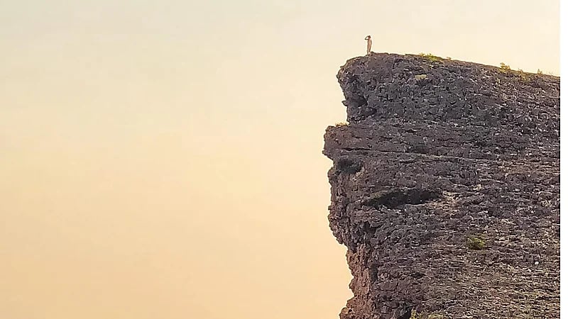 لقطات تُظهر الارتفاع الشاهق لجبل سمحان الذي سقط منه سعود القحطاني
