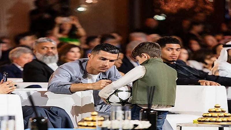 موقف طريف لطفل مع رونالدو في حفل غلوب سوكر .. فيديو