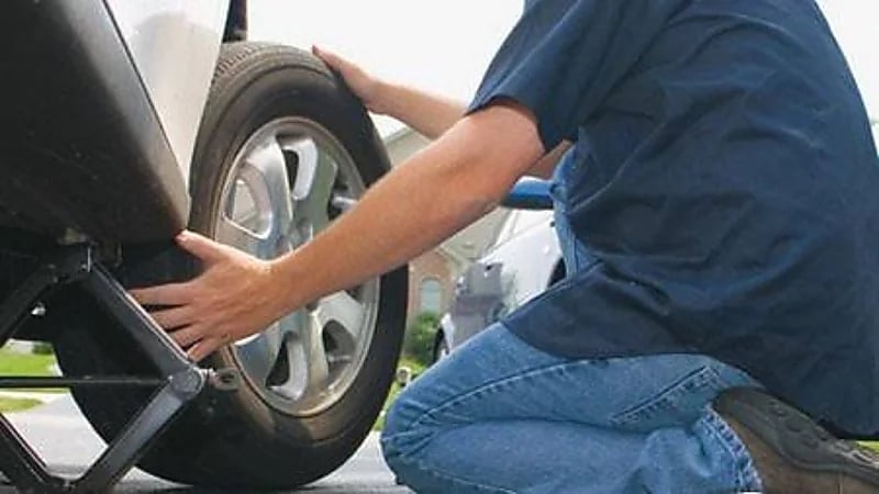 طريقة التعامل مع انفجار إطار السيارة