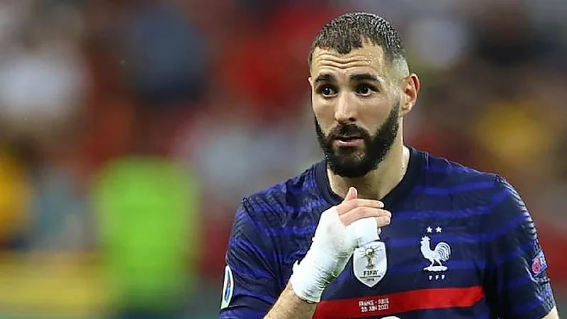 بنزيما يتعرض للإصابة قبل كأس العالم ويثير مخاوف فرنسا