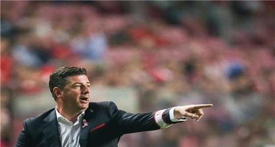 فيتوريا يترقب هزيمة فريقه لقبول عرض الهلال المغري