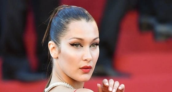 حيل تتبعها بيلا حديد للعناية ببشرتها