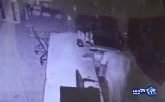 شاهد بالفيديو.. الكاميرات ترصد لصّ جريء يسرق محل بالأفلاج ويتصرف بحرية