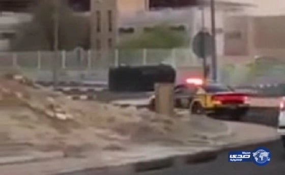 شاهد بالفيديو.. "كيس"يتسبب في تعطل "فرامل" سيارة بالكويت ويؤدي لانقلابها