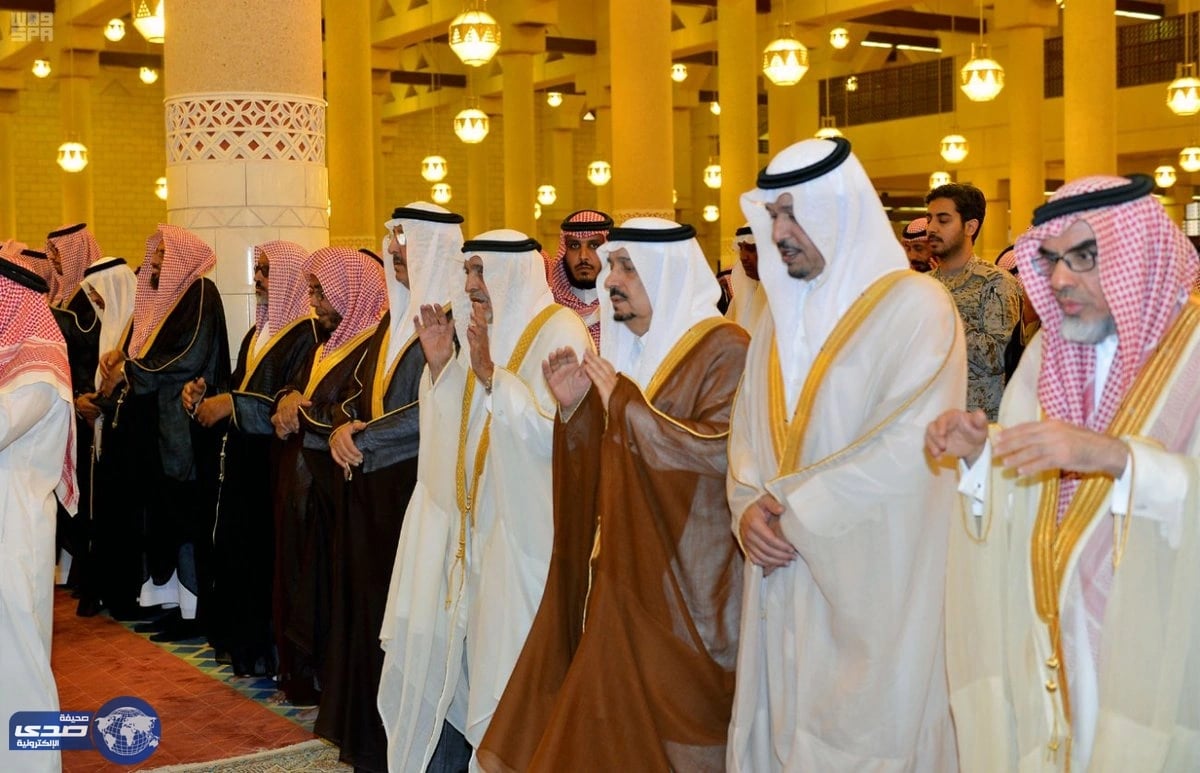 بالصور.. الأمير فيصل بن بندر يؤدي صلاة الميت على الأمير عبدالله بن فيصل بن تركي