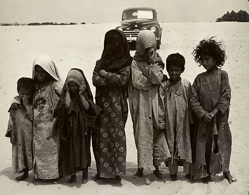 صورة فيها من العفوية والبراءة الكثير لأطفال في فترة الخمسينيات