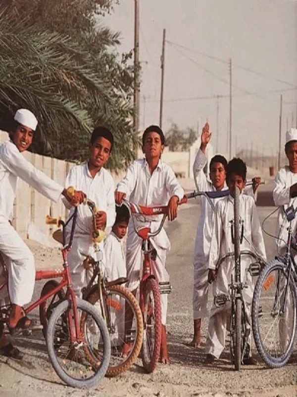 تجمع الأولاد تمهيدا للاستعراض بالدراجات قديما