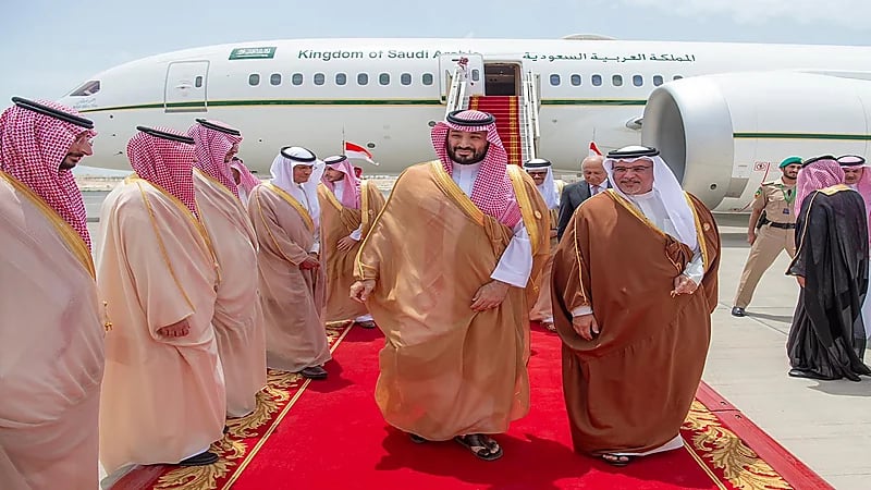 ولي العهد يصل إلى البحرين لترؤس وفد المملكة في القمة العربية .. فيديو