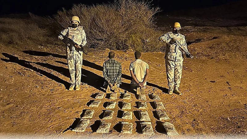 القبض على مخالفين بتهمة تهريب 22 كيلو جرام من الحشيش