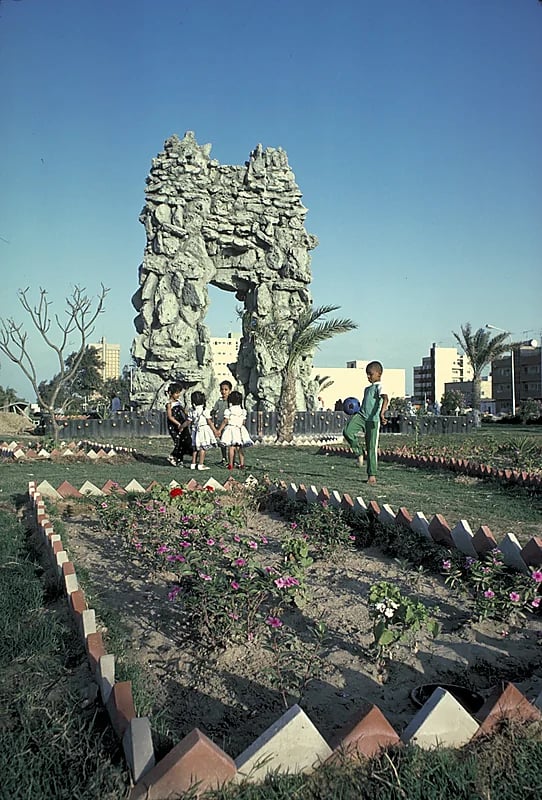 أطفال يلعبون بالقرب من مجسم الشلال بالثمانينيات الميلادية