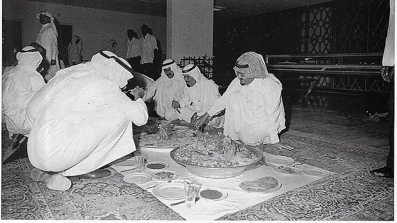صورة نادرة لمأدبة عشاء أقامها وزير التخطيط لـ الملك فهد عام 1975م