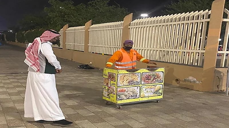 مقيمة تخبئ عربة بطاطس داخل دورات مياه بالطائف