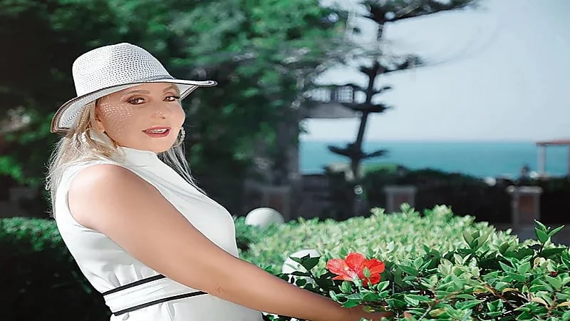 بالصور.. نادية الجندي تودع الصيف بإطلالة شبابية