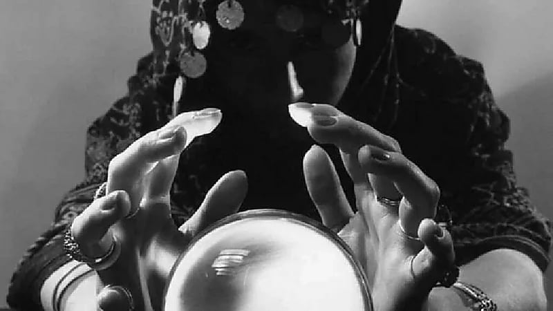 رجل يقاضي "عرافة" لفشلها في إبطال لعنة عاطفية