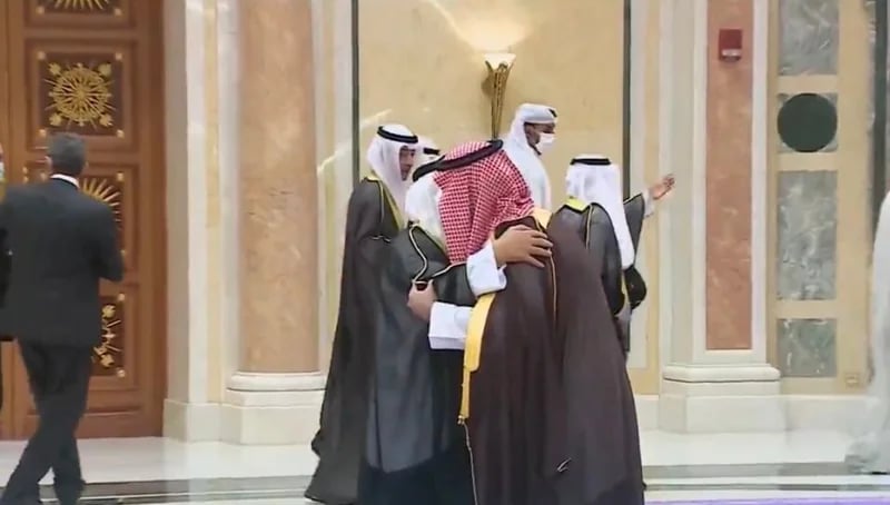 شاهد .. عناق أخوي بين الأمير محمد بن سلمان وولي عهد الكويت