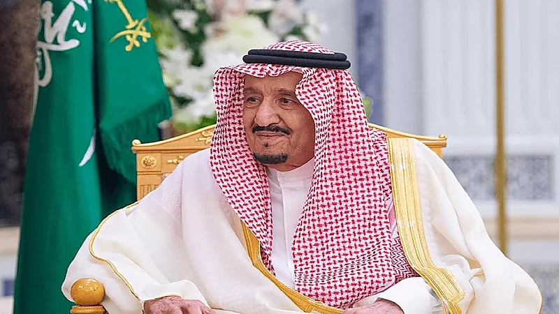 بالصور.. خادم الحرمين الشريفين يبعث رسالة خطية لأمير الكويت