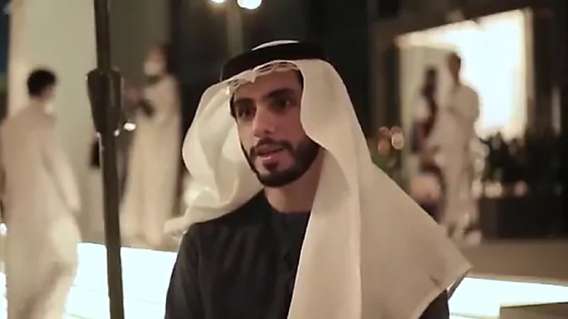 بالفيديو.. حادثة طريفة لشاب إماراتي تعطلت سيارته داخل المملكة