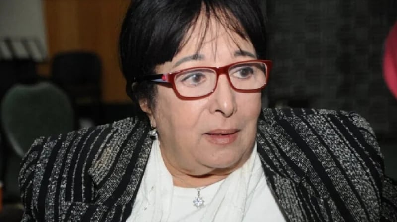 "سميرة عبد العزيز"  تسخر من "شاكوش".. هو هيطربنا ولا هيضربنا