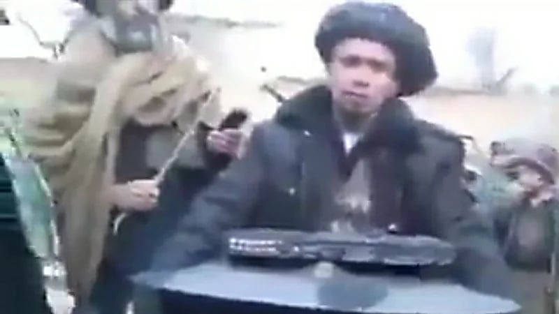 شاهد.. طالبان تحطم جهاز تلفزيون وآلالات موسيقية