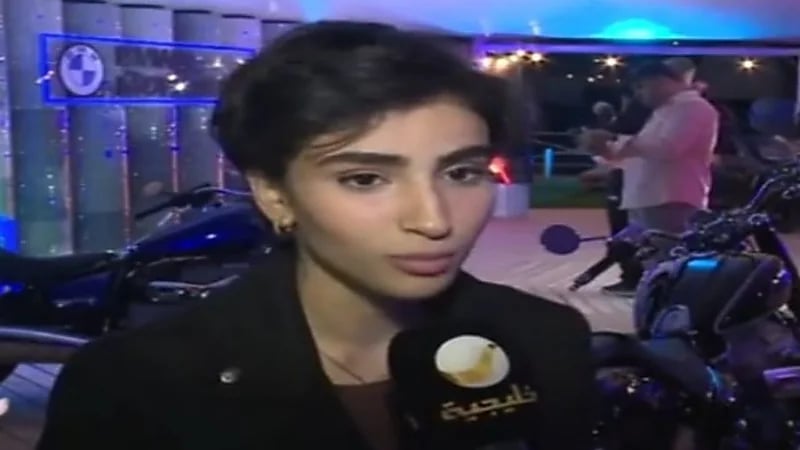 فتيات يشاركن في أول تجمع نسائي لركوب الدراجات النارية بجدة "فيديو"