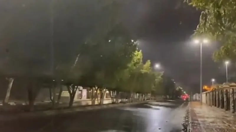 شاهد.. لحظة هطول الأمطار على القريات وسط أجواء شديدة البرودة