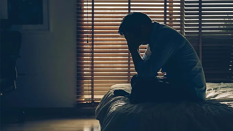 زوجة تستضيف صديقها وتوهم الجميع بعودة زوجها من السفر