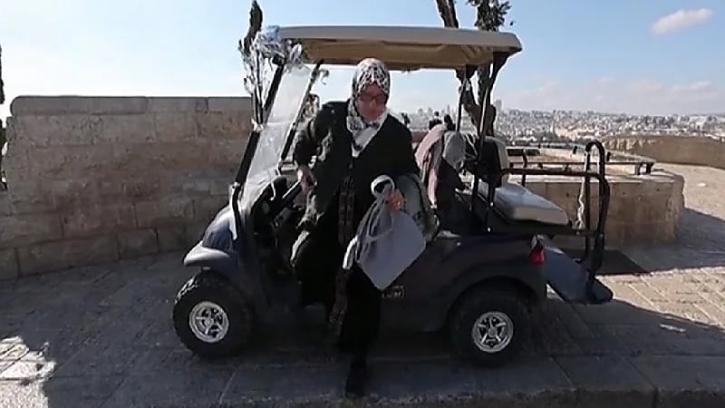 مسنة تستعين بـ "توك توك" للذهاب للصلاة في الأقصى