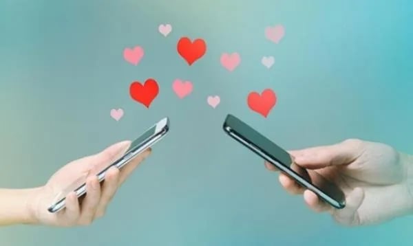 محتال يبيع نصائحه للذكور لجذب الفتيات على تطبيقات المواعدة