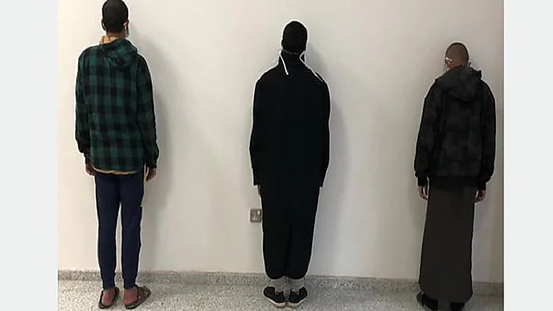 ضبط 3 أشخاص لسلبهم محلين تجاريين في محافظة القريات