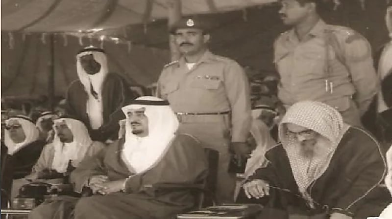 صورة نادرة تجمع الملك فهد بالشيخ "عبدالله بن يوسف الوابل"
