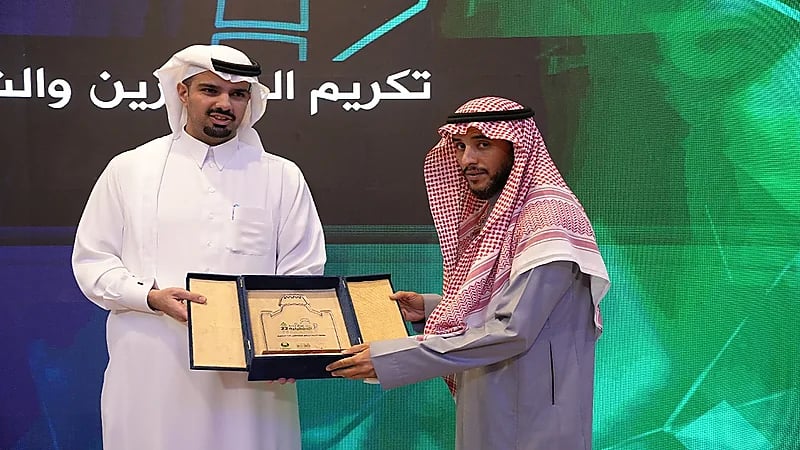 بالصور.. أمين الرياض يكرم عددًا من المواطنين المبلغين عبر مركز الأمانة 940