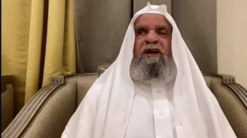 هل يجوز دفع الزكاة للخادمة إذا كانت مسلمة وأهلها غير مسلمين؟.. الشيخ عبدالله الركبان يجيب