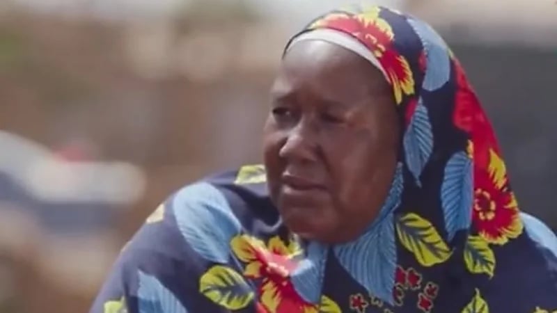 شاهد.. قصة مؤثرة لأم وزعت أطفالها على منازل القرية بعد وفاة زوجها