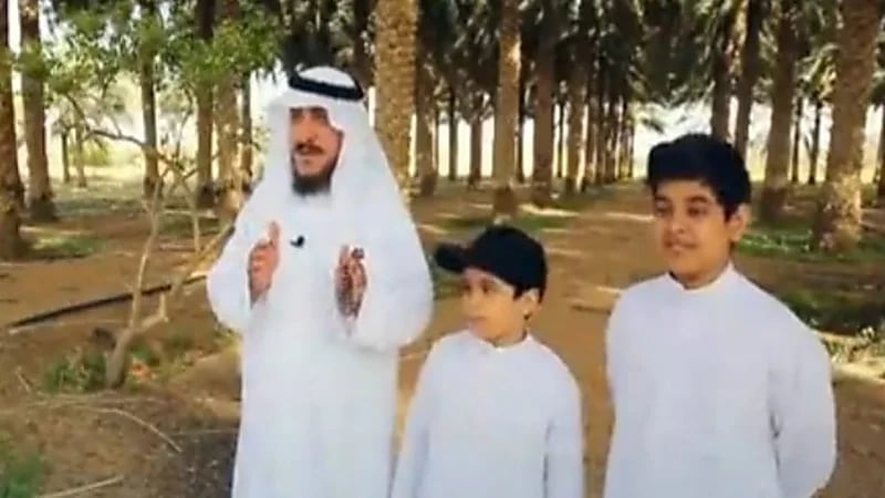 شاهد.. قصة معلم استغل وقت فراغه في زراعة وبيع المنتجات الزراعية 