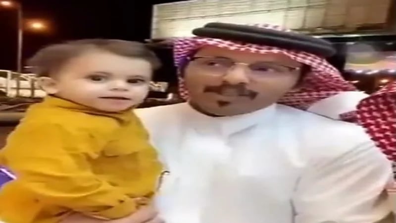 شاهد. مواطن ينجب طفلة بعد 14 عاما من زواجه وتبنيه طفل