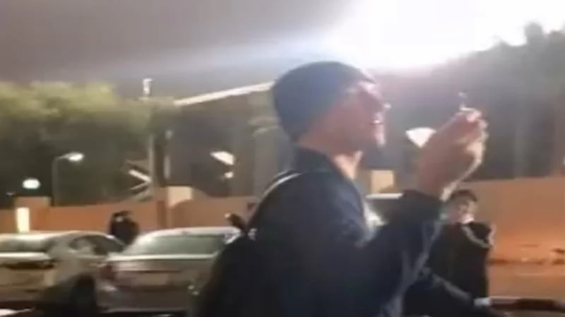 بالفيديو.. لاعب التعاون يفشل في معرفة مكان سياراته