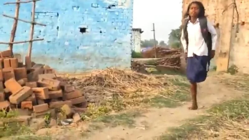 شاهد.. طفلة تسافر لمدرستها على قدم واحدة