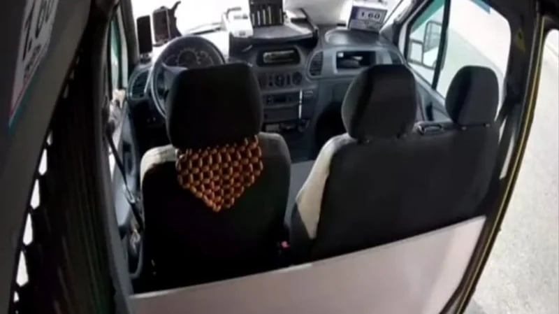 شاهد.. غراب يسرق مال من سيارة أجر ويفر هاربًا