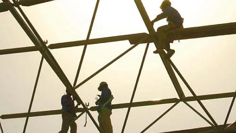 الموارد البشرية توضح عقوبة تشغيل العامل تحت أشعة الشمس