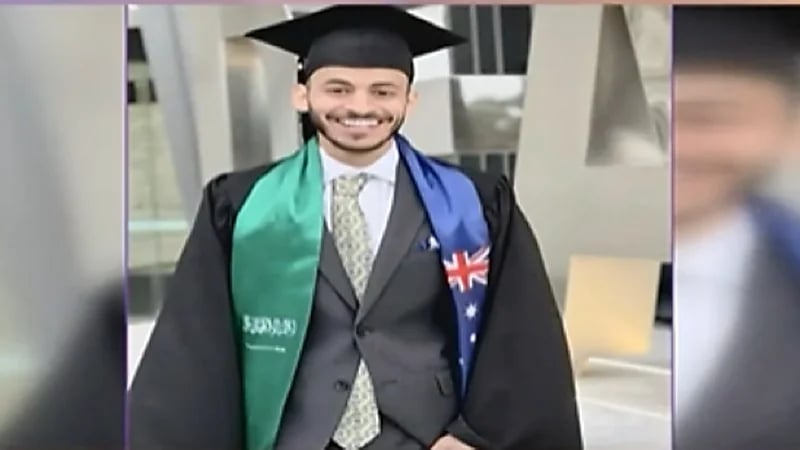 بالفيديو.. مبتعث سعودي ينقذ حياة مسنة بعد تعرضها للدهس في أستراليا