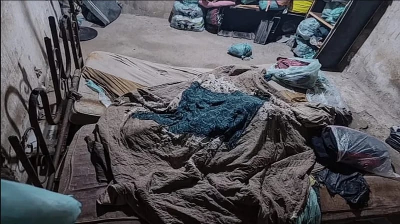 رجل يحبس عائلته 17 عامًا داخل منزل متهالك