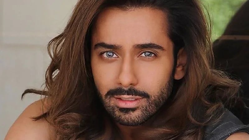 صالح الراشد يثير الجدل بشعره المنسدل