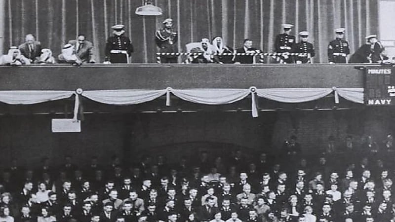 صورة نادر للملك سعود أثناء متابعته لمبارة كرة سلة