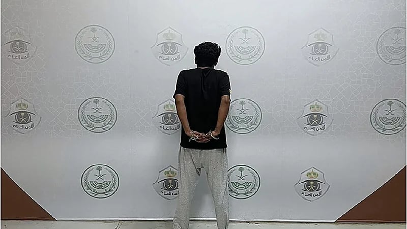 القبض على مواطن انتحل صفة غير صحيحة وسرق 3 مركبات بجدة