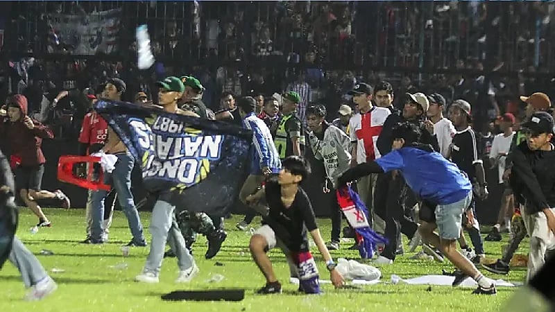 قرار جديد من"فيفا" بعد كارثة معلب جاوة بإندونيسيا