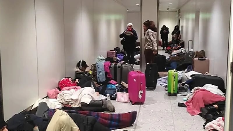 فيديو.. مسافرون يفترشون مطار "لندن ستانستيد" بسبب الثلوج