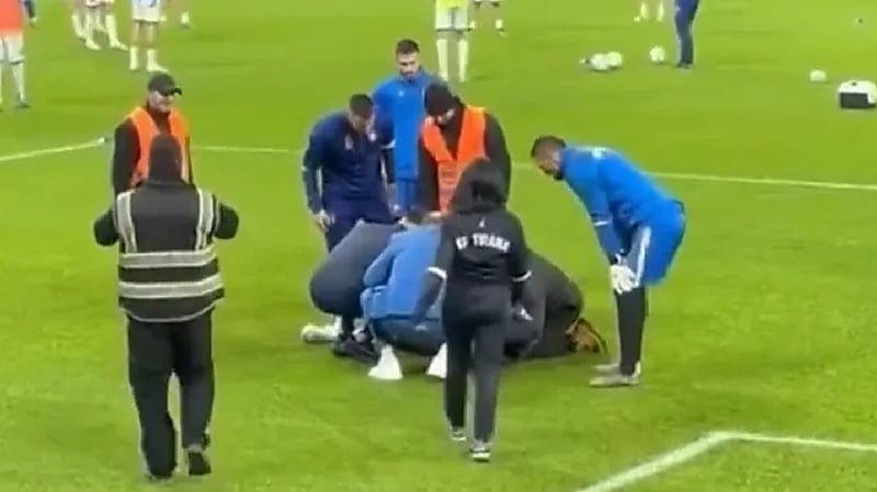 شاهد.. مشجع يقتحم ملعب ليعرض الزواج على فتاة