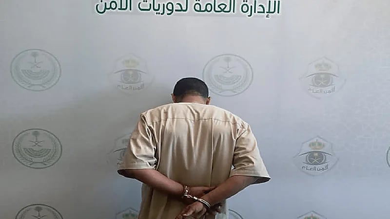 ضبط شخص لترويجه مادة الحشيش المخدر وأقراصاً خاضعة للتداول الطبي بعسير