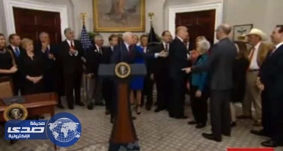 بالفيديو.. موقف محرج: ترامب يخرج من اجتماع وينسى التوقيع على قرار مهم