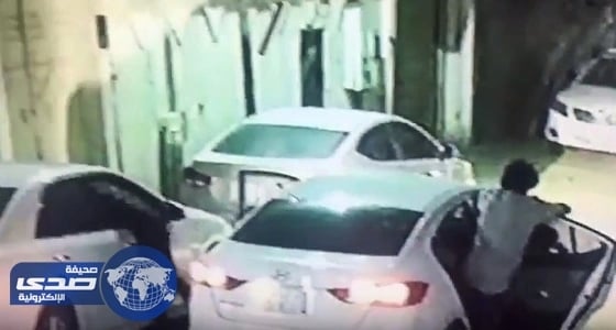 بالفيديو.. قائد مركبة يمارس التفحيط ويصطدم بعامود كهرباء في شارع عام